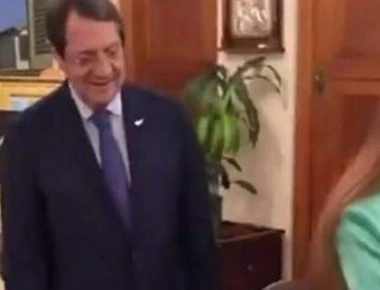 To... πονηρό βλέμμα του Ν. Αναστασιάδη στη μαγευτική πίσω όψη της Ε. Φουρέιρα! (φωτό)